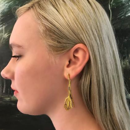 Vintage Earrings / Gold Earrings / Flower Earrings..